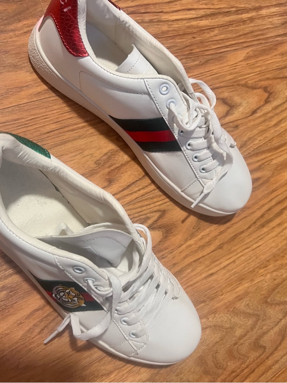 Gucci White Leather Low-Top Sneakers with Red and Green Stripes